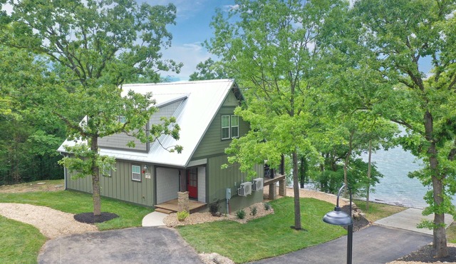 Cabin #7 Table Rock Lake WATER FRONT Oasis Retreat, Sleeps 10!
