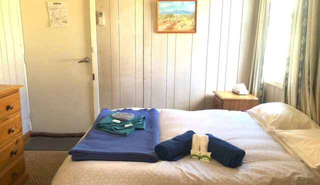 Cabin 8 - 2 rooms plus ensuite. Guests have access to all amenities