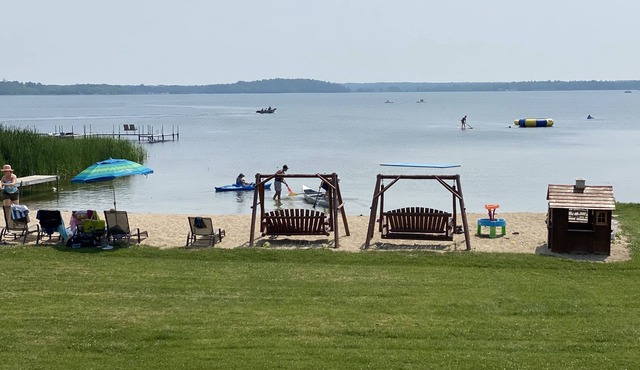 Cabin 8, 4 Bd Lakefront Deck Overlooking Beach Resort Amenities Pet Friendly
