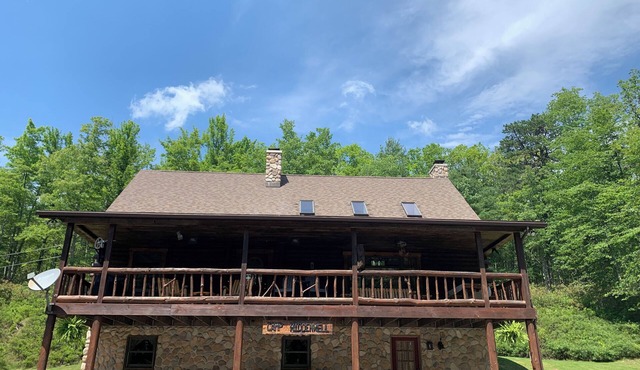 Cabin 8 miles to Pine Creek Pa. Minutes to ATV and snow mobile trail and Hyner