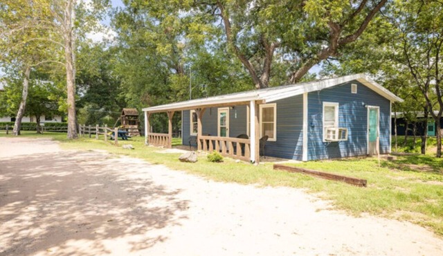 Cabin 8 - Two bedrooms located near the RV park and Condos