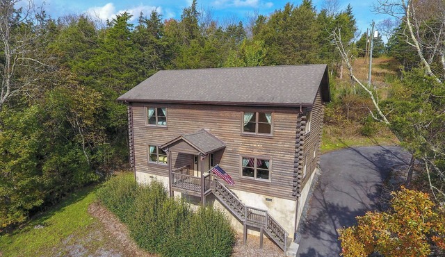 Cabin 80, Luxury 6 bedroom 3 bath Cabin minutes from Downtown Lexington!