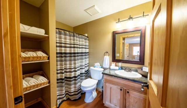 Cabin 9: Lakeside Lodge with Stunning Sunsets & Beach Access