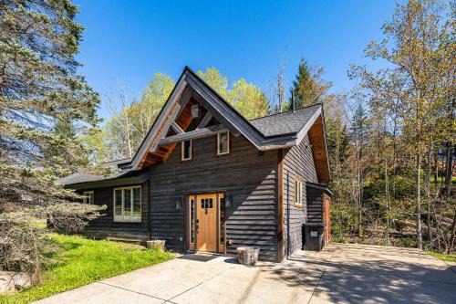 Cabin Across from HoliMont Creek-Side Back Deck