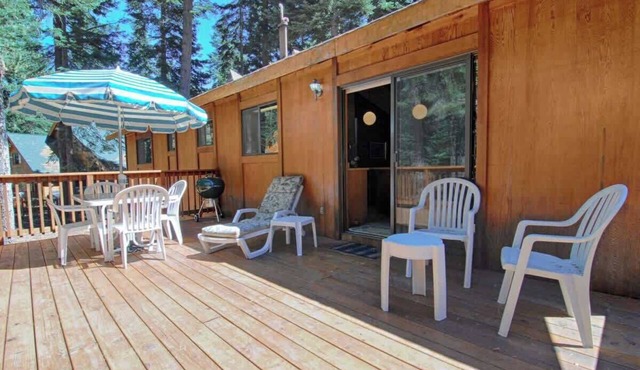 Cabin Adjacent to Forest Land, Wood Stove, Full Kitchen, Deck Pets Welcome!