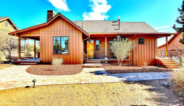 Cabin at Brasada Ranch Resort/2 Master BD/2.5Ba w/golf course Views & Hot Tub