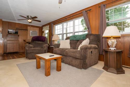 Cabin at Prairie Hollow Camp Lake and Dock Access