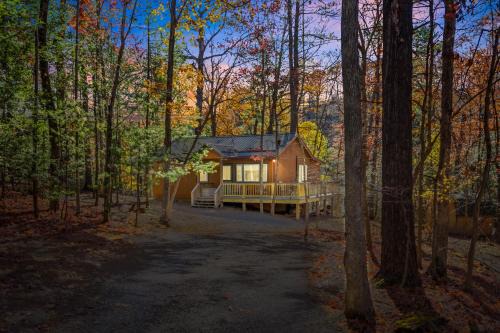 Cabin at Sleepy Creek - Creek Access, Wifi, Pet Friendly, Fire Pit, Charcoal Grill, Screen Porch, Wood Stove, Deck, Family Friendly