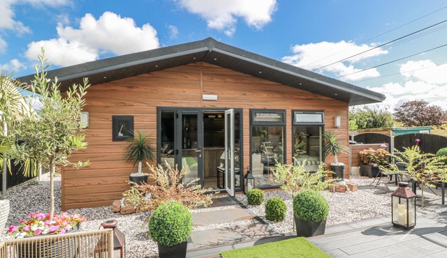 CABIN AT THE BRIG, romantic, with a garden in Annan