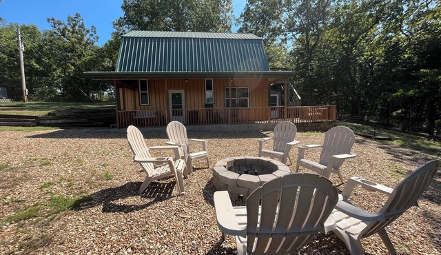 Cabin at the Cove. A hidden cabin walking distance to a private cove.