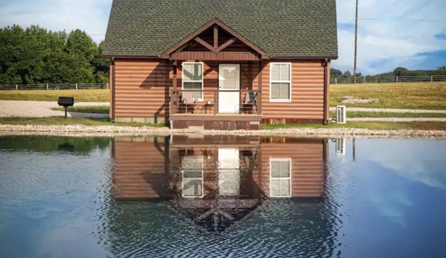 Cabin B by the Pond - King Bed - Swimming Pool