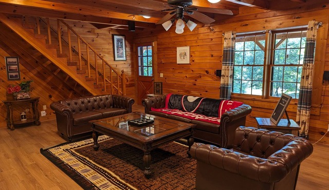 Cabin Bliss - Just 1 Mile from Lake Lanier/5 Acre/5 BR with Hot tub