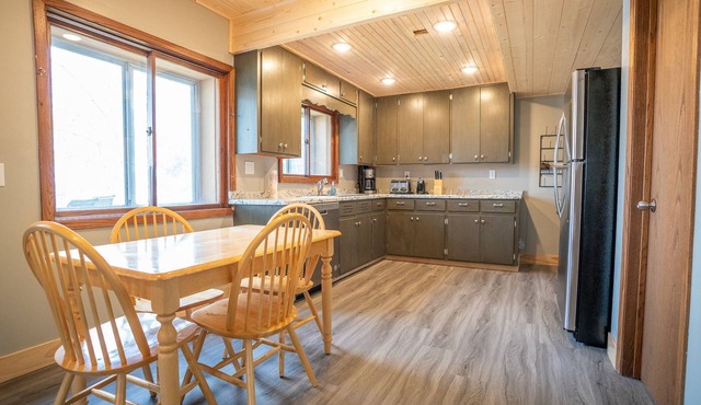 Cabin & Bunkhouse on Lake Alexander