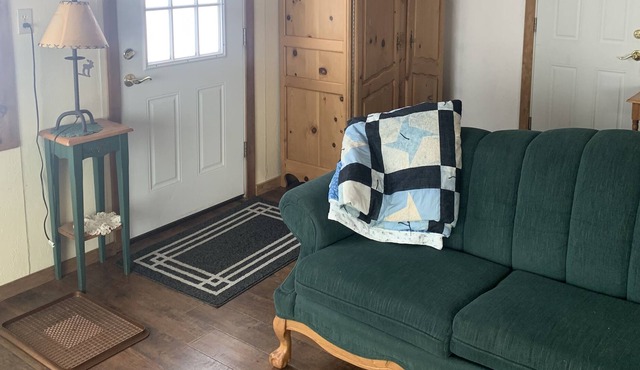 Cabin Bunkhouse on rural country ranch. Private quiet setting.