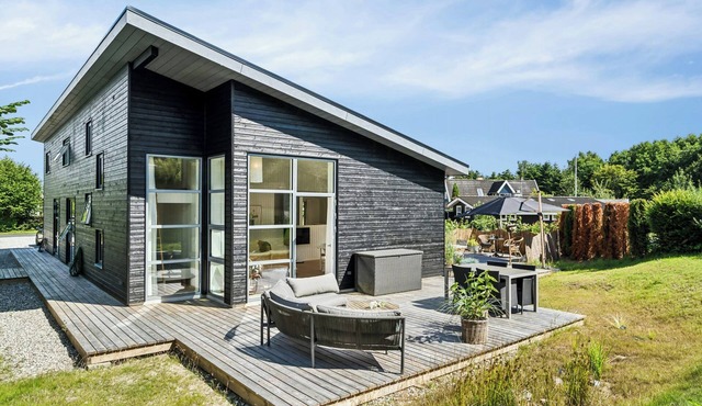 Cabin by forest and beach in Havhusene
