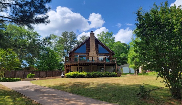 Cabin by lake. 15 mins to Clemson University and AU