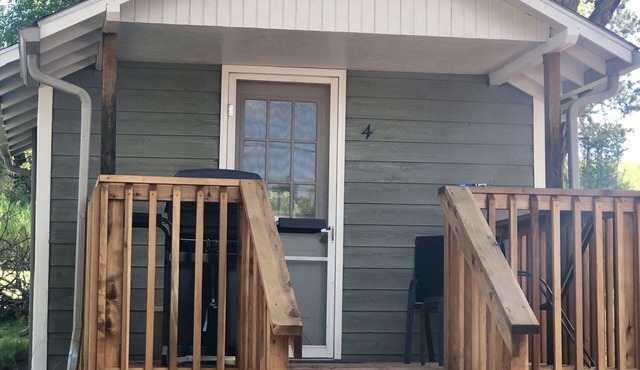 Cabin by lake, pet friendly, quiet