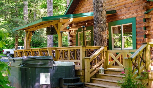 Cabin By The Creek! Inground Pool! Spa!