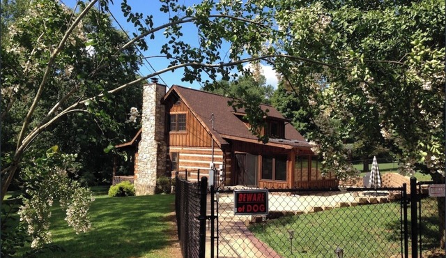 Cabin by the Creek Sleeps 8 on 3 Beautiful acres - Close to town and activities