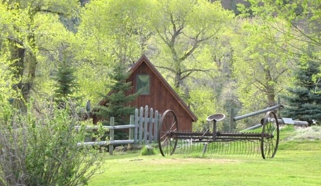 Cabin By The River~ 10 minutes from the north entrance to Yellowstone Park