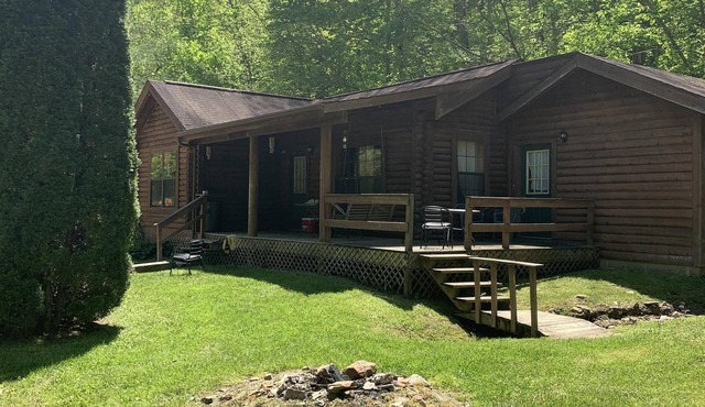 Cabin centrally located with hot tub and wi-fi
