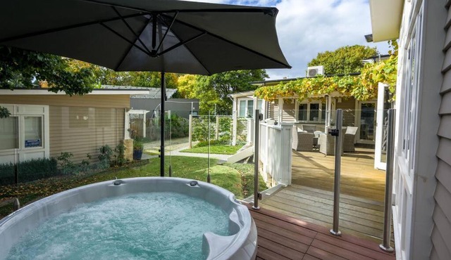 Cabin Charm - Hot Tub Bliss, Moments from the Beach