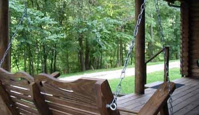 Cabin close to Natural Bridge State Park with hot tub and internet