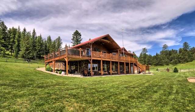 Cabin close to Nemo, private stocked pond and hot tub great for families!