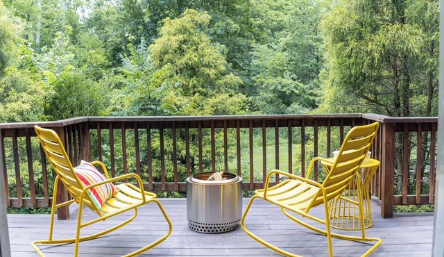 Cabin + creek stream + firepit + fireplace + BBQ