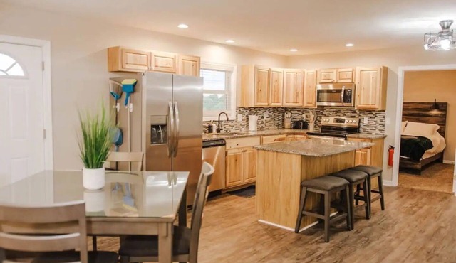 Cabin Deck + Hot tub - Minutes from Old Man's Cave