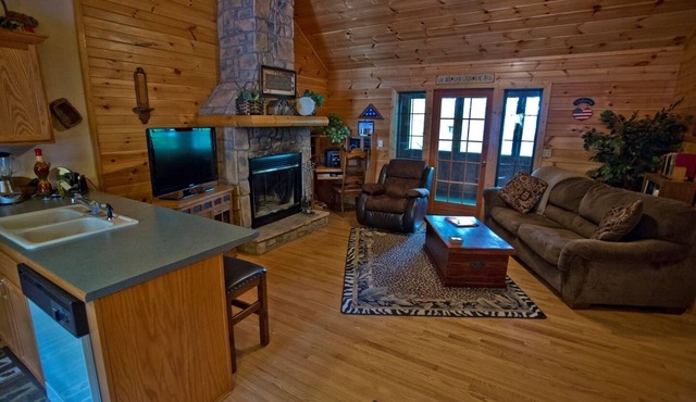 Cabin Dreams- Charming. Romantic. Jetted tub. Screened porch. 10 min to SDC