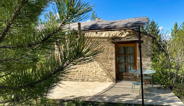 Cabin-Ensuite with Bath-Cabane en pierre