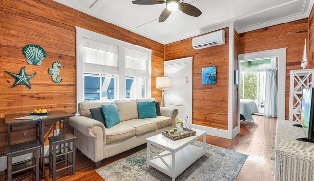 CABIN FEVER ~ First Floor 1 Bedroom, 1 Bathroom with Full Kitchen and Pool!