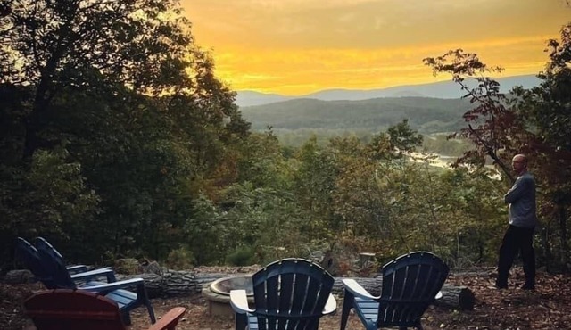 Cabin~ Firepit~Mtn/River views~ WIFI~Hot Tub~Pets