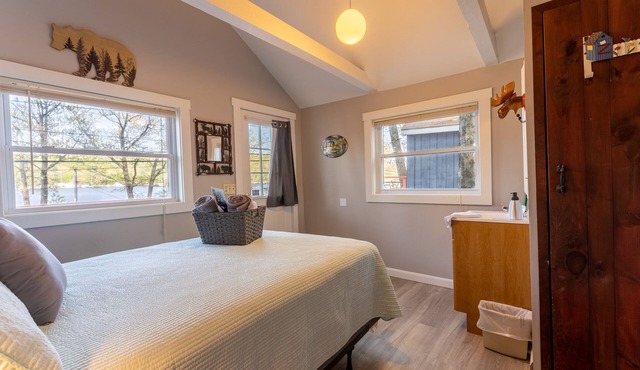 Cabin for two with lake views & access Now featuring AC Wi-FI and TV