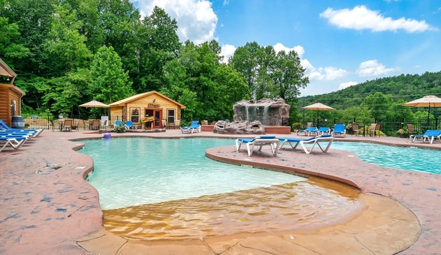 Cabin Fun! Hot Tub - Pool Table - Arcade Machine - Resort Pool Opening in May