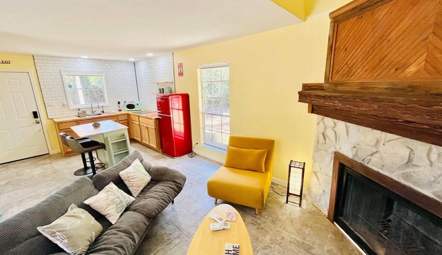 Cabin getaway five minute walk to Lake Somerville!