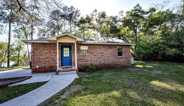 Cabin Getaway: Pet-Friendly Oasis on the Ochlockonee River Bend, Ideal for Fishing and Swimming