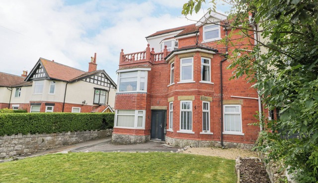 CABIN HILL, pet friendly, character holiday cottage in Rhos-On-Sea