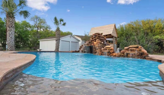 Cabin Home in Kyle w/Waterfall pool and fire pit