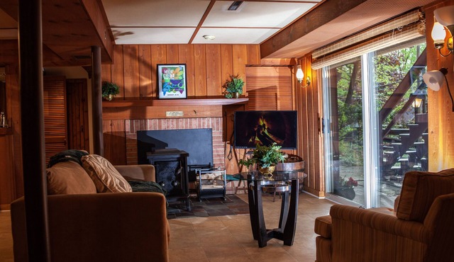 Cabin: Hot Tub, Grill, Lake, Wineries & Near Hershey Park, Family & Dog Friendly