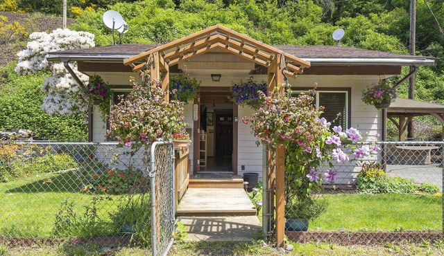 Cabin ~ Hot tub~ river access~ 70 inch tv~ Jetted tub with body sprayers