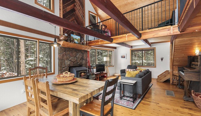 Cabin in Blue River with Amazing Views!
