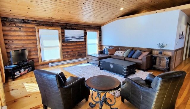 CABIN IN DUCHESNE, overlookingn Starvation Reservoir, 2 Bed,1 Bath.