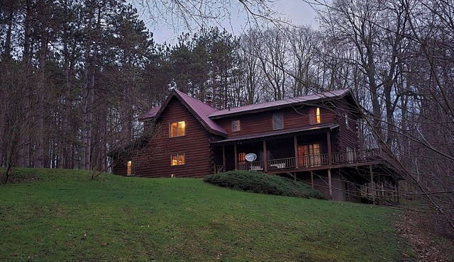 Cabin in Hannibal with Hot tub and Sauna
