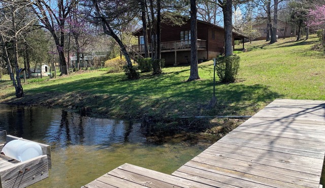 Cabin in Hardy on Kiwanie Lake with fishing boat & kayak, near Spring River