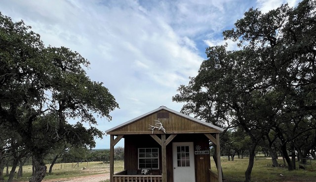 Cabin in Harper! Access to hiking and wildlife!