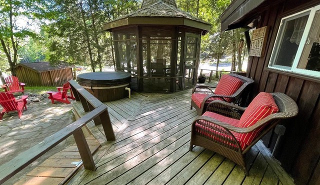 Cabin in Muskoka for Two with a Private Hot Tub and Close to the Lake