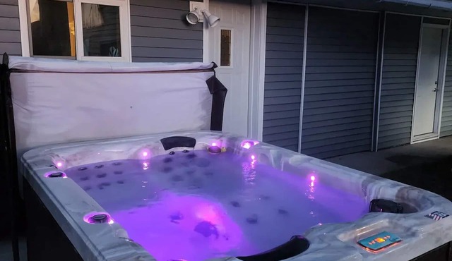 Cabin in Oscoda with hot tub and game roomnn