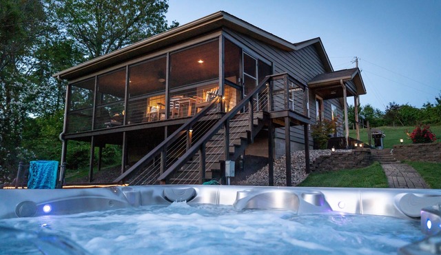 Cabin in Southern Illinois - Hot Tub - Romantic Getaway -Shawnee National Forest